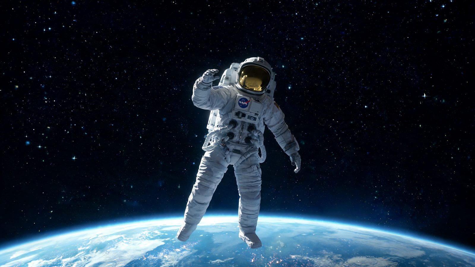 Dos astronautas trabajando en el exterior de una estación espacial, con la Tierra abajo