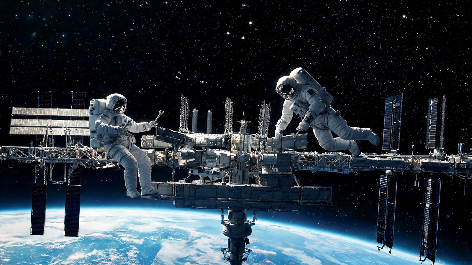 Un astronauta solo en gravedad cero con un brazo levantado, sugiriendo movimiento