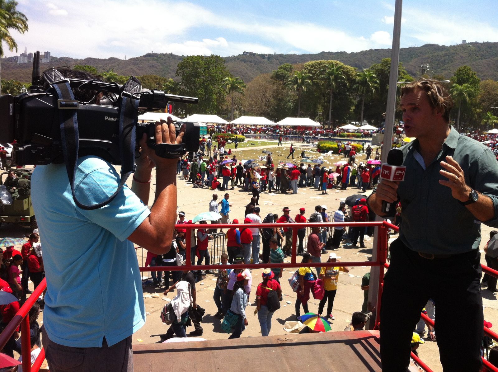 Camarógrafo grabando un enlace en vivo durante la cobertura del funeral de Hugo Chávez en Caracas, marzo de 2013