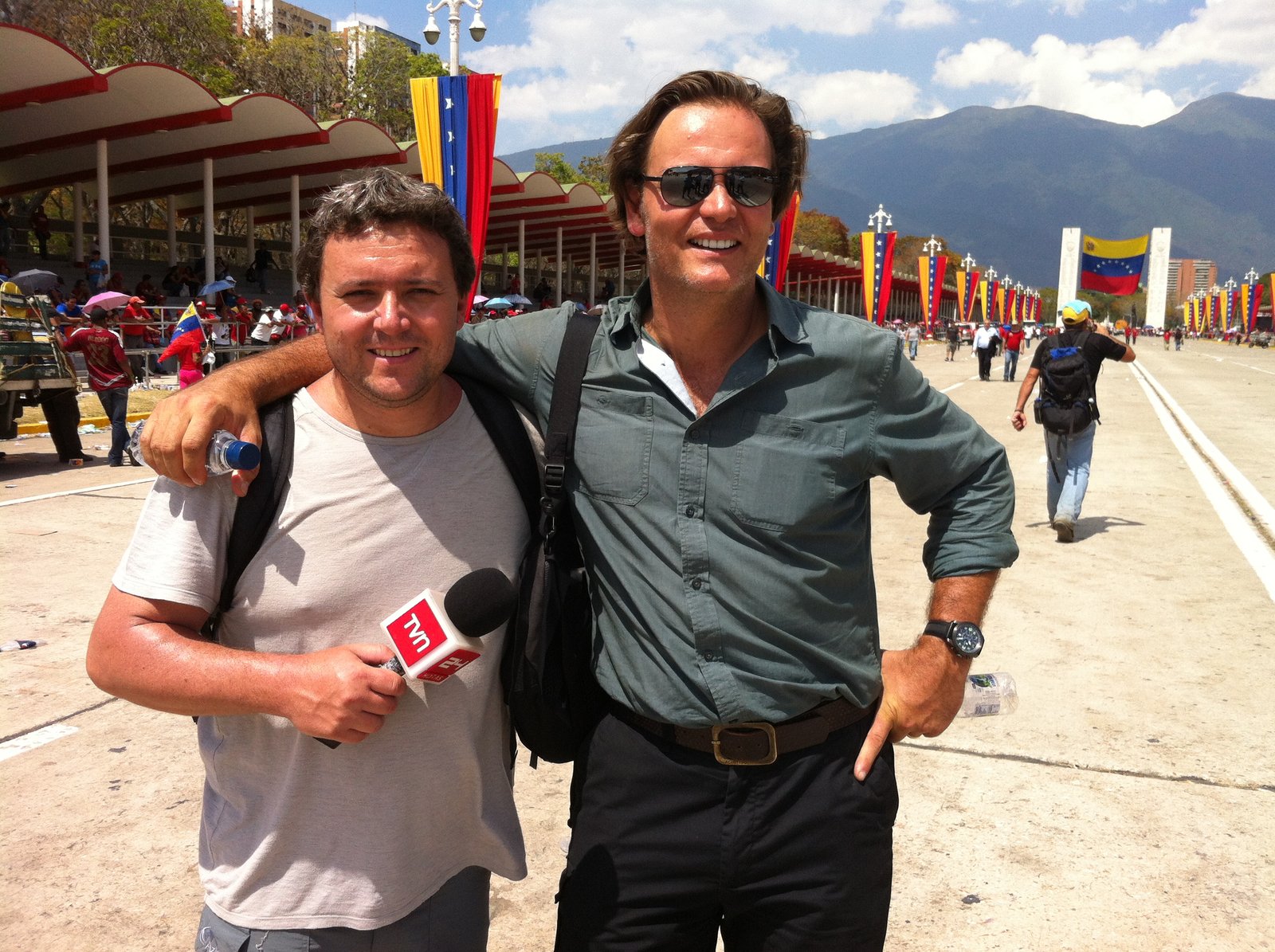 Camilo Cuadra Sieveking junto al periodista en el Paseo Los Próceres de Caracas durante el funeral de Hugo Chávez