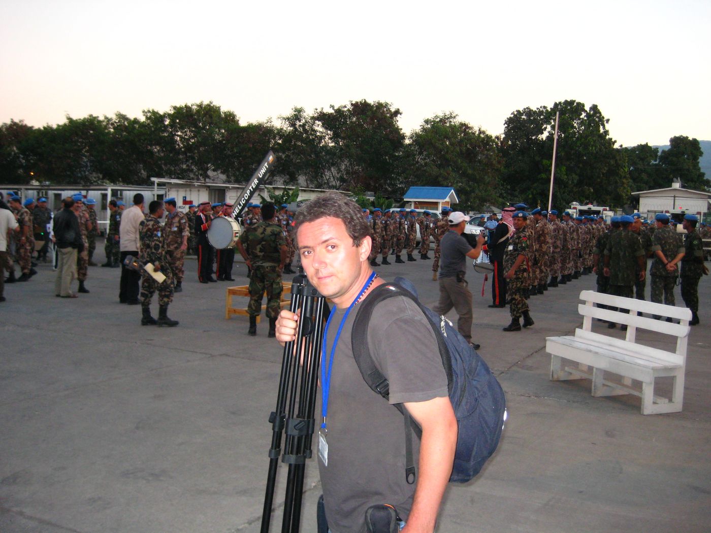 Formación de cascos azules de Naciones Unidas al atardecer en la base de Puerto Príncipe