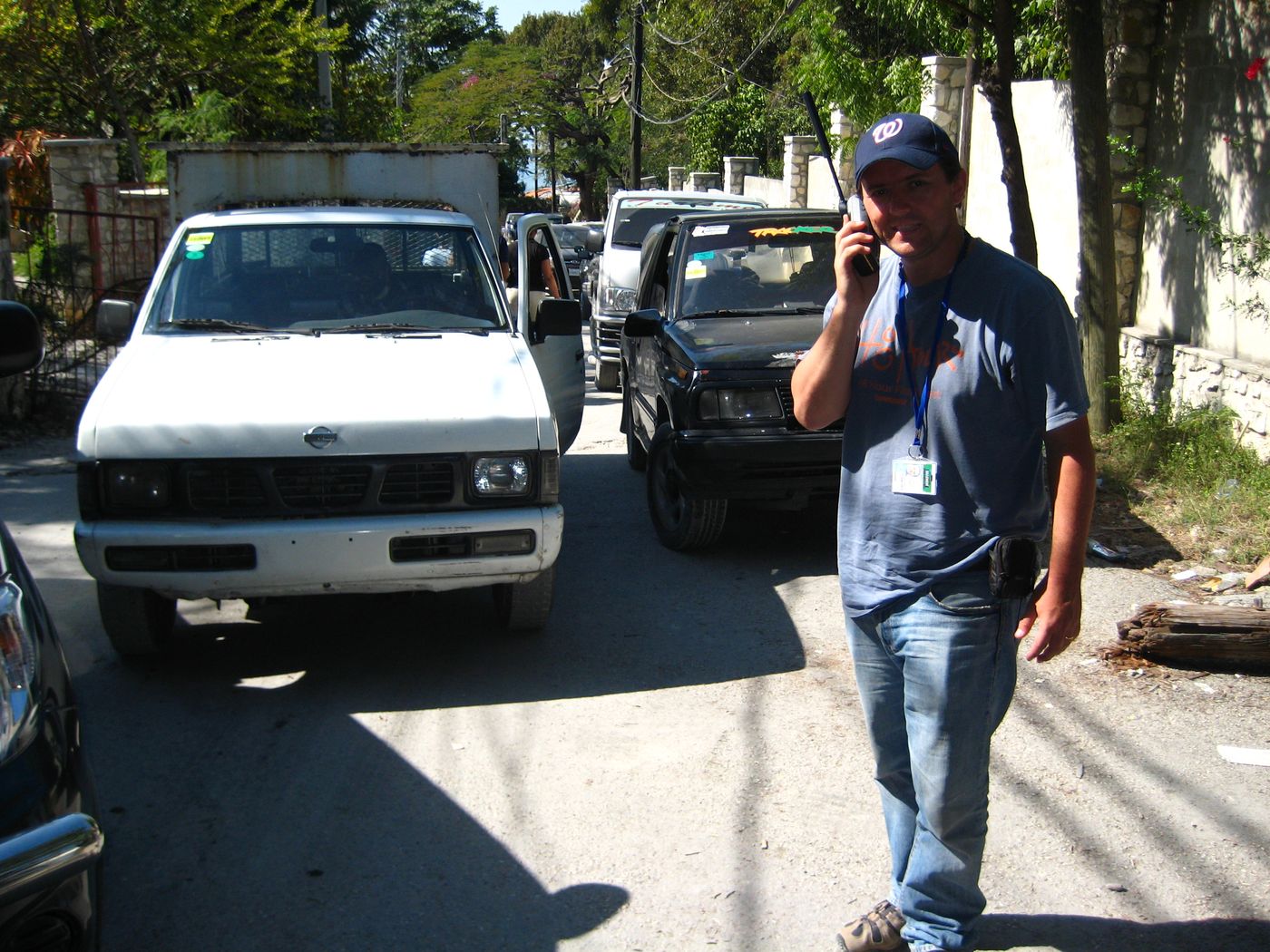 Camilo Cuadra Sieveking coordinando por radio en Puerto Príncipe, Haití, enero de 2010